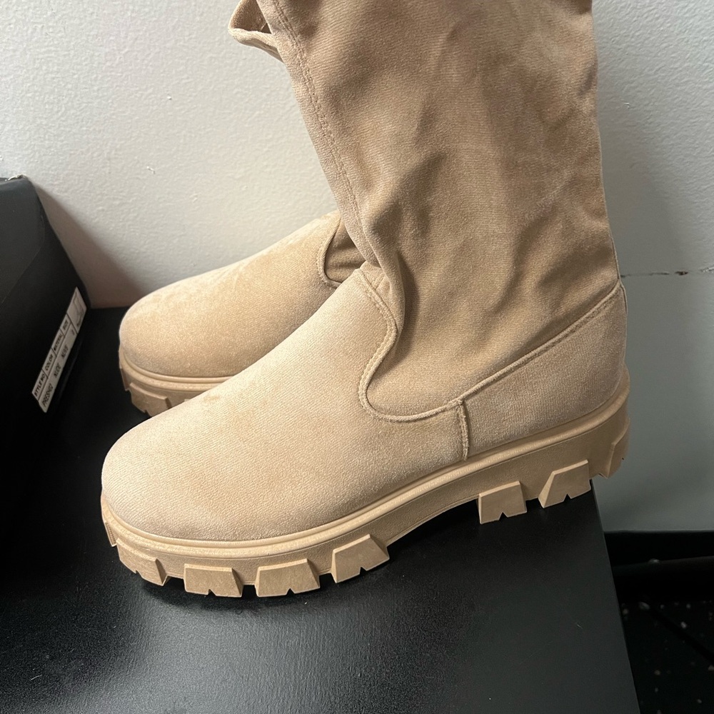 Woman’s Tan Boots
